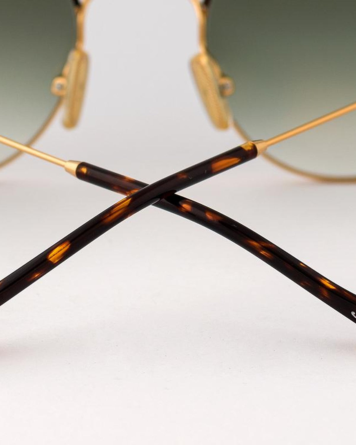 Detail of the tortoiseshell temple tips and bridge on EYEPETIZER GOBI C.4-M-25 sunglasses.