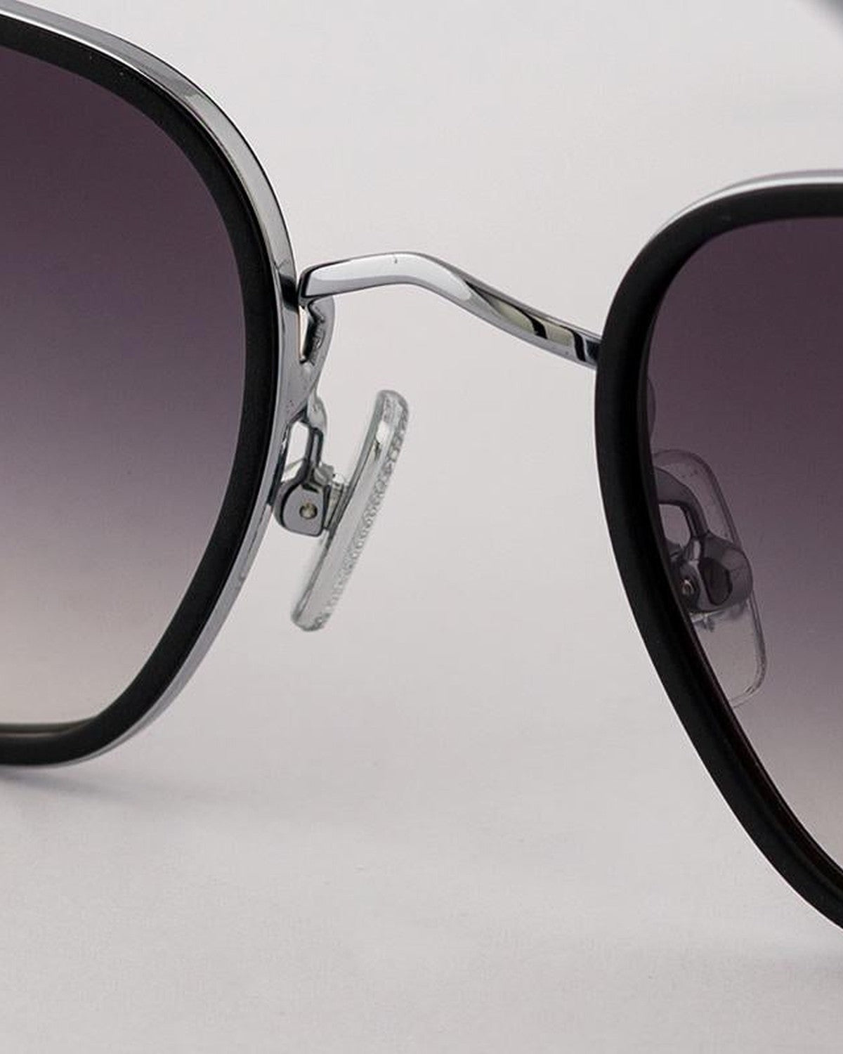 Detail of the bridge and metal nose pads on EYEPETIZER HONORE' C.B-1-27 sunglasses.