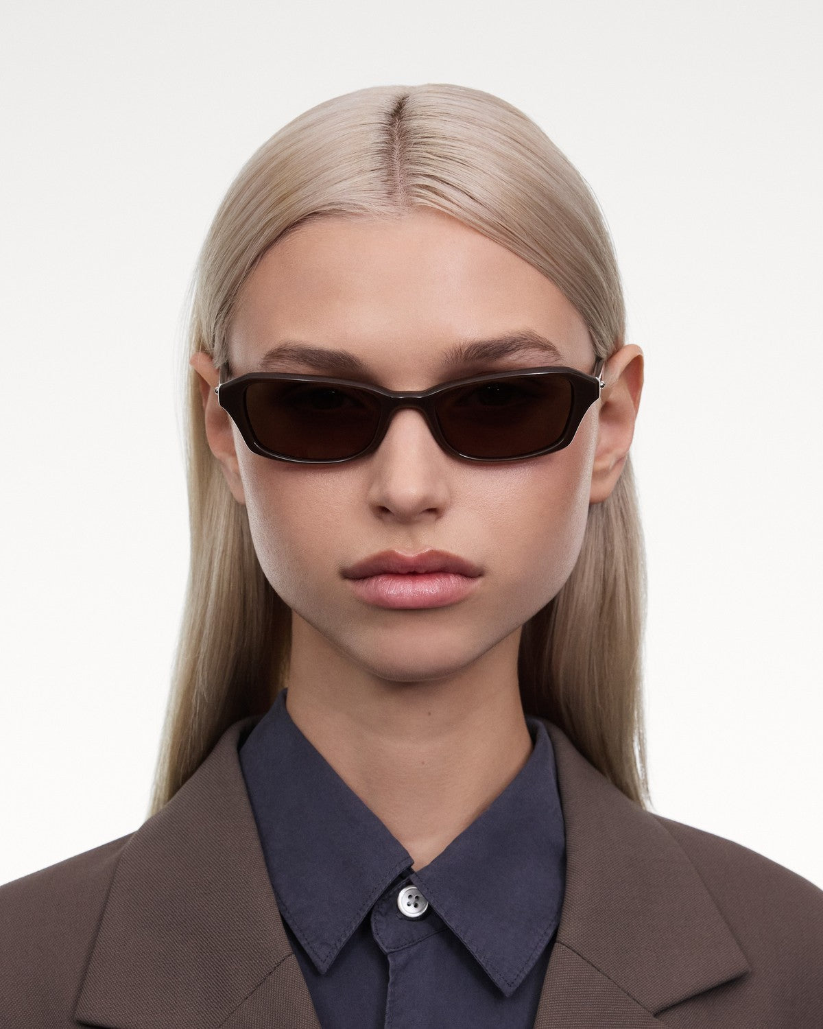 Model wearing CHIMI Iris Brown Brown sunglasses, front view.