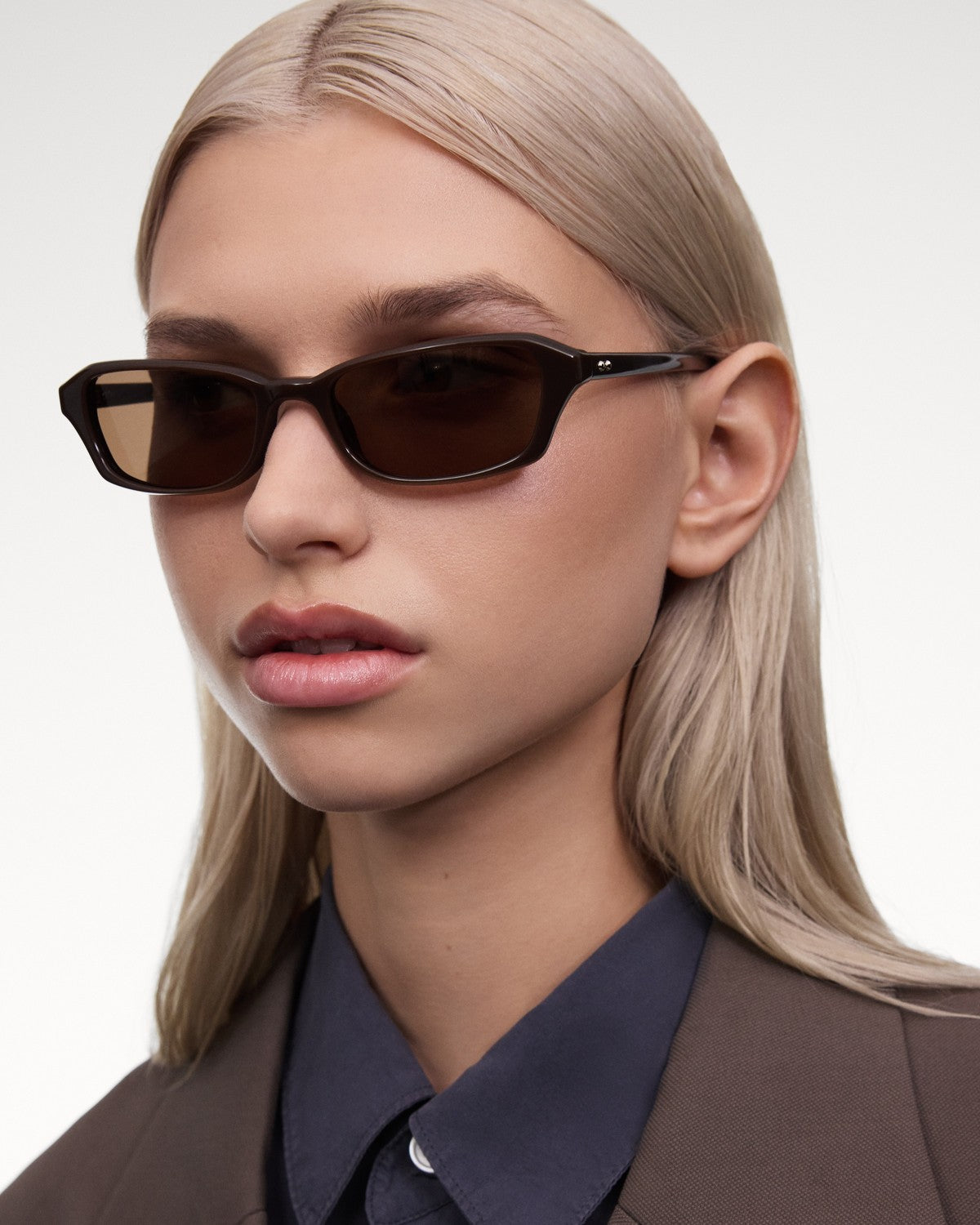Angled view of model wearing CHIMI Iris Brown Brown sunglasses.
