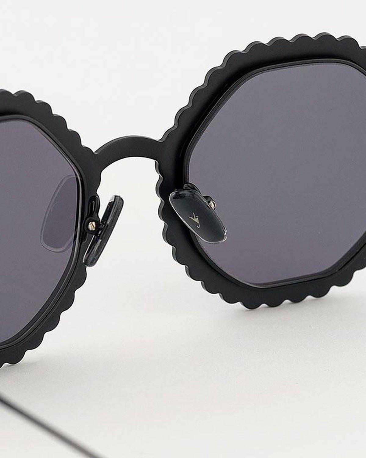 Detail of the bridge and pearl-studded frame construction on EYEPETIZER JORDAN C.6-7 sunglasses.