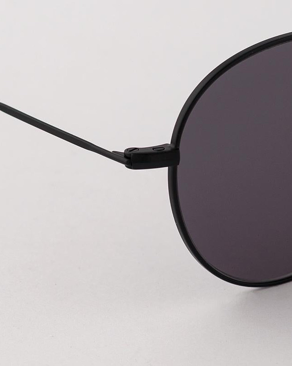Detail of the temple hinge on EYEPETIZER JULIEN C.6-7 sunglasses.