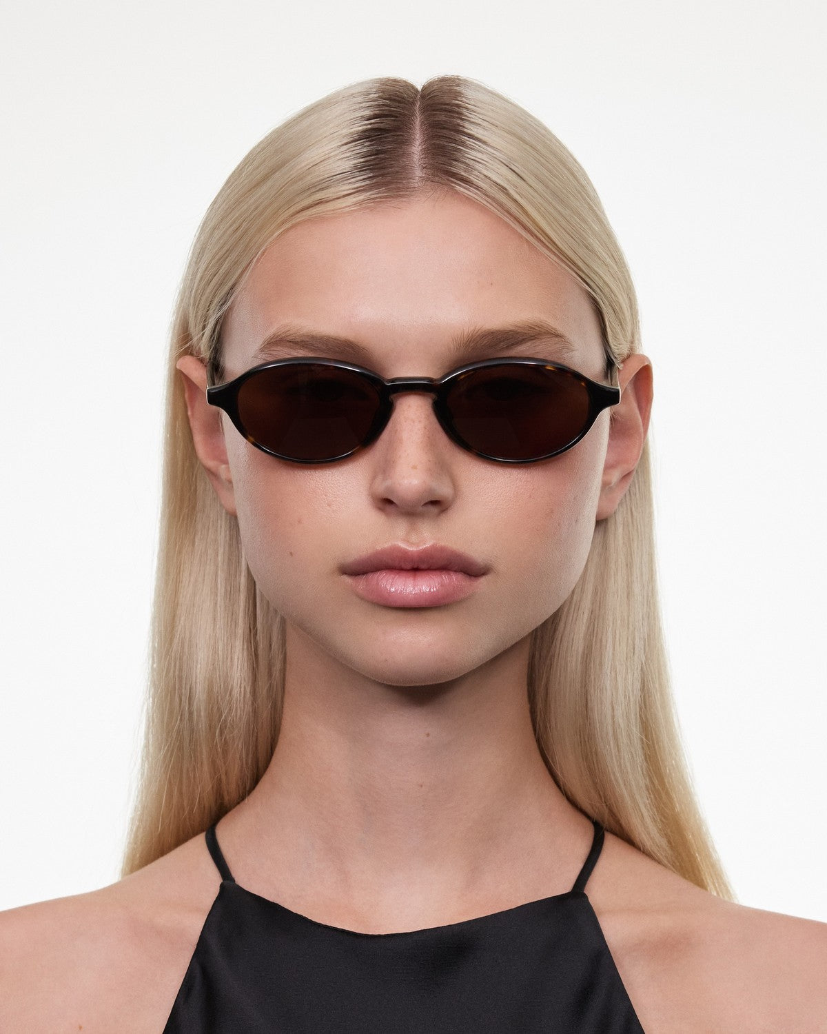 Model wearing CHIMI Lex Tortoise Brown sunglasses.