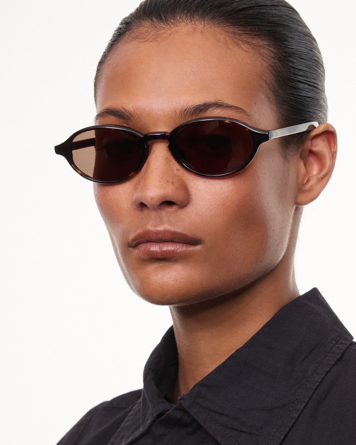 Angle view of model wearing CHIMI Lex Tortoise Brown sunglasses.