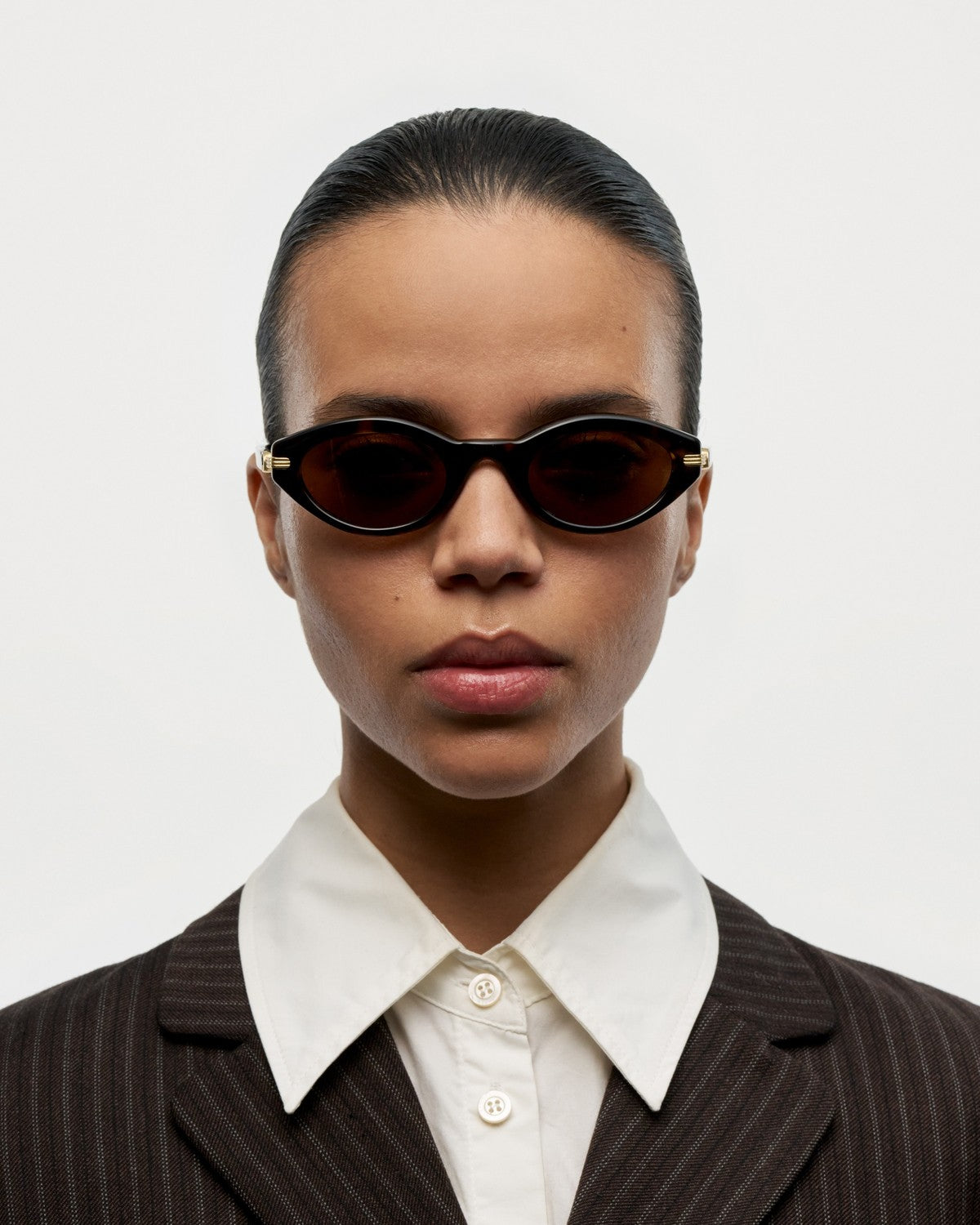 Model wearing CHIMI Lou Terra Tortoise Brown sunglasses.