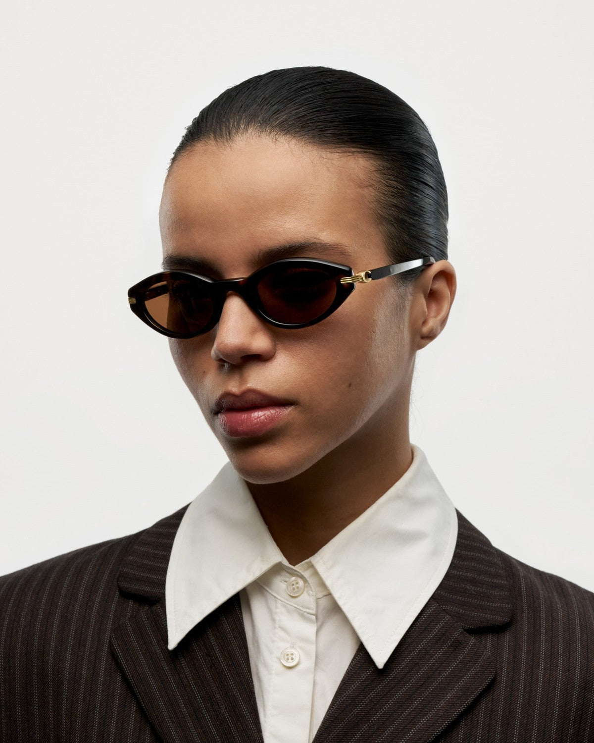 Model wearing CHIMI Lou Terra Tortoise Brown sunglasses showing side profile.