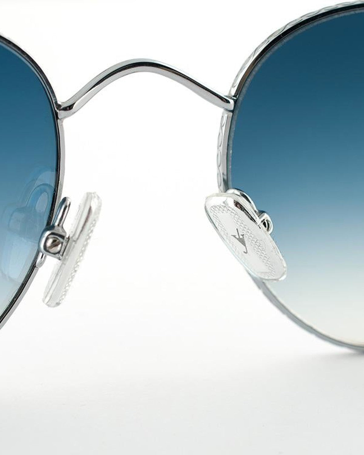 Detail of the bridge and nose pads on EYEPETIZER LUNE C.1-26F sunglasses.