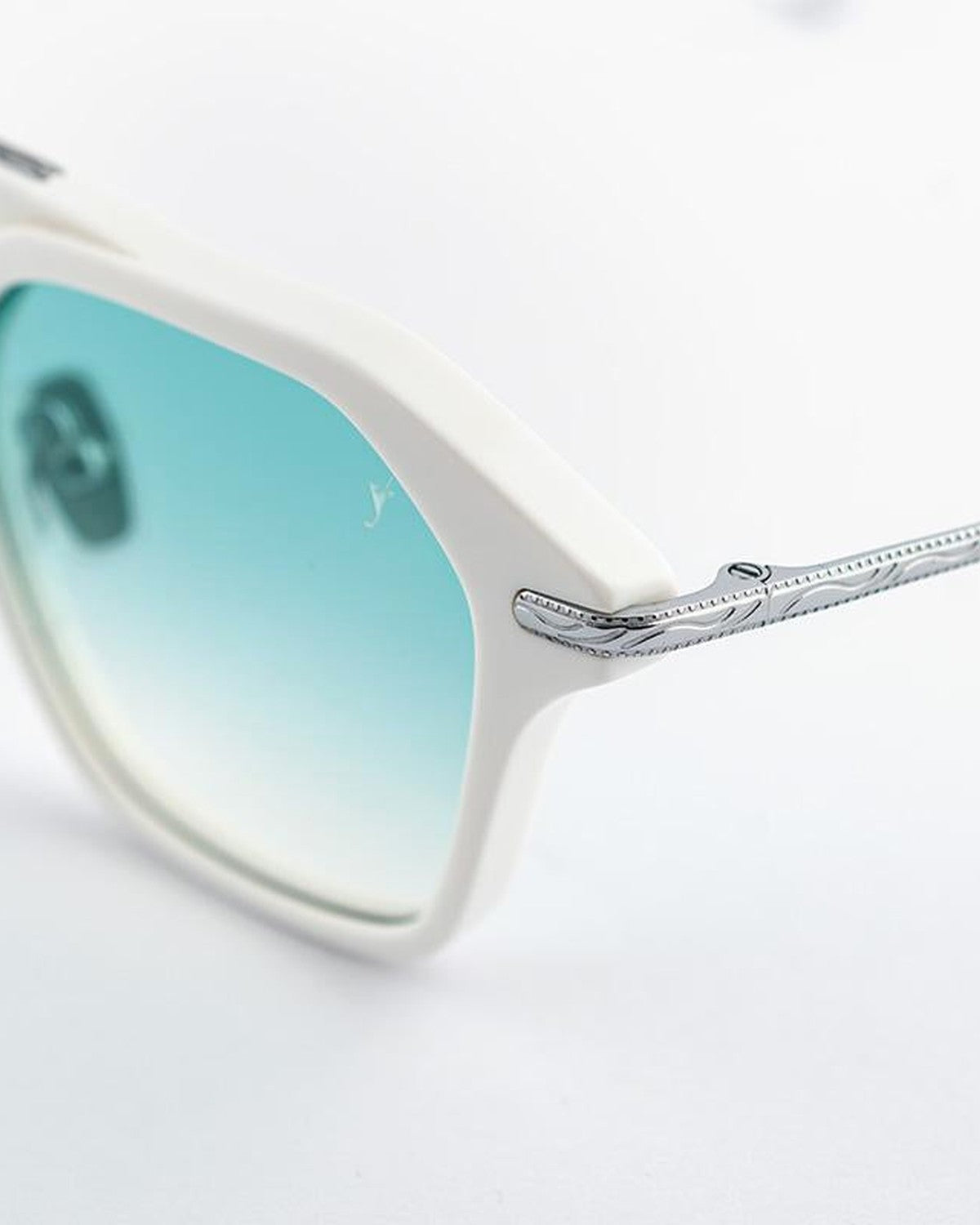 Detail of the metal temple arm on EYEPETIZER MARTIN C.C-1-21 sunglasses.