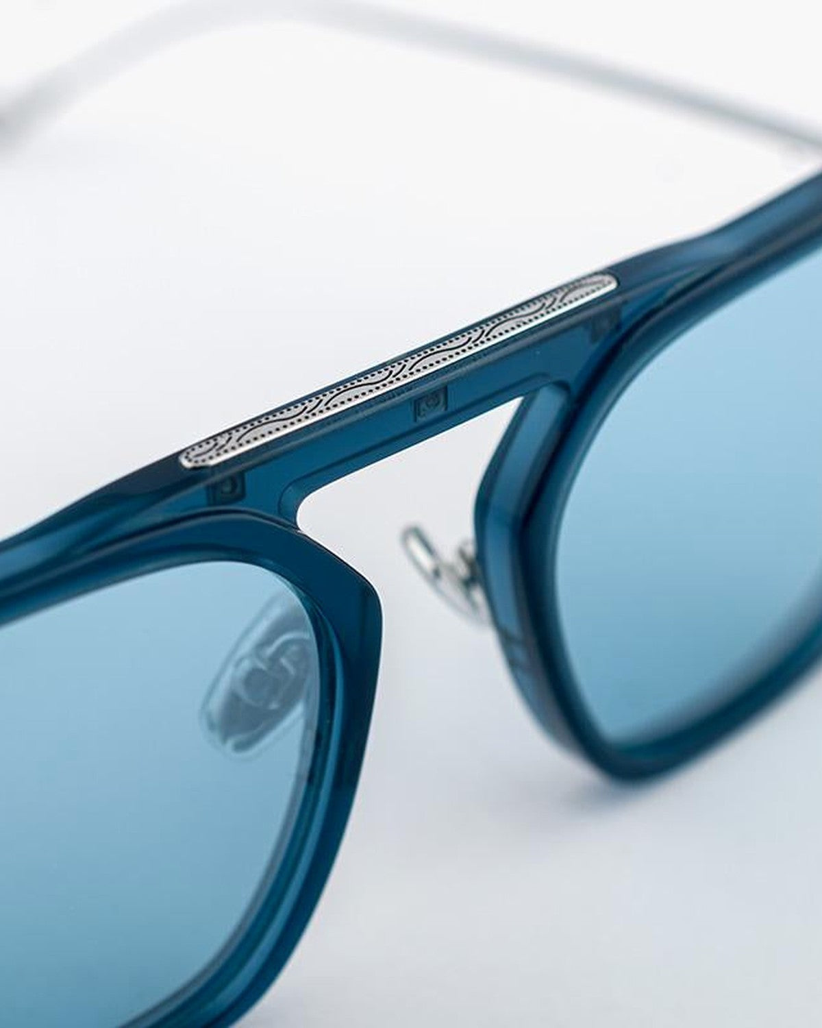 Close-up of the textured metal bridge detail on EYEPETIZER MARTIN C.P/P-1-2F sunglasses.