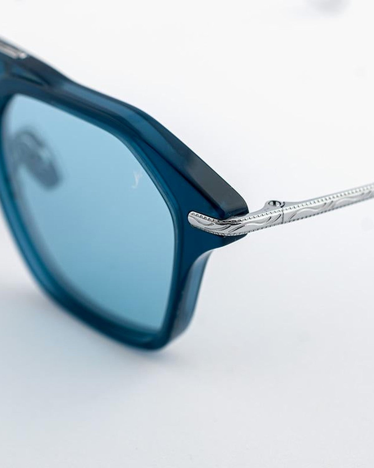 Detail of the metal temple and hinge connection on EYEPETIZER MARTIN C.P/P-1-2F sunglasses.