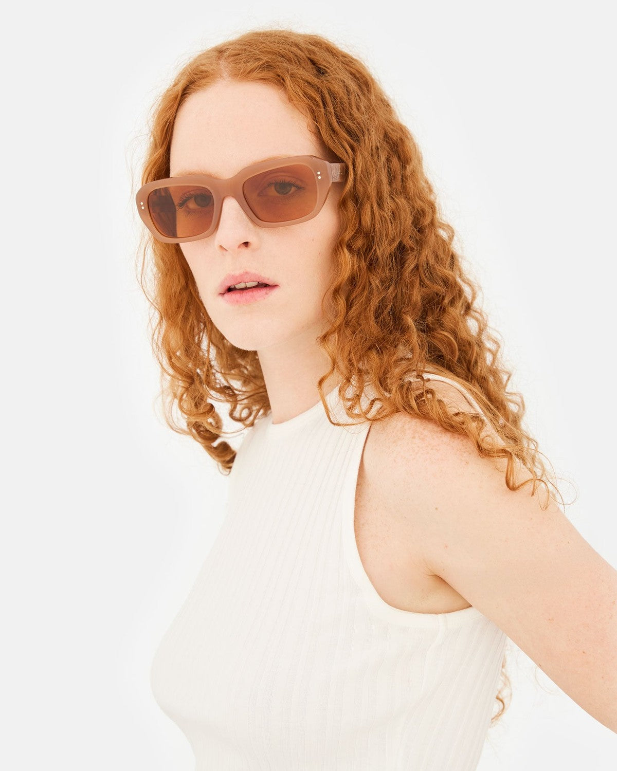 Angled view of model wearing RETROSUPERFUTURE Miles Cola sunglasses.