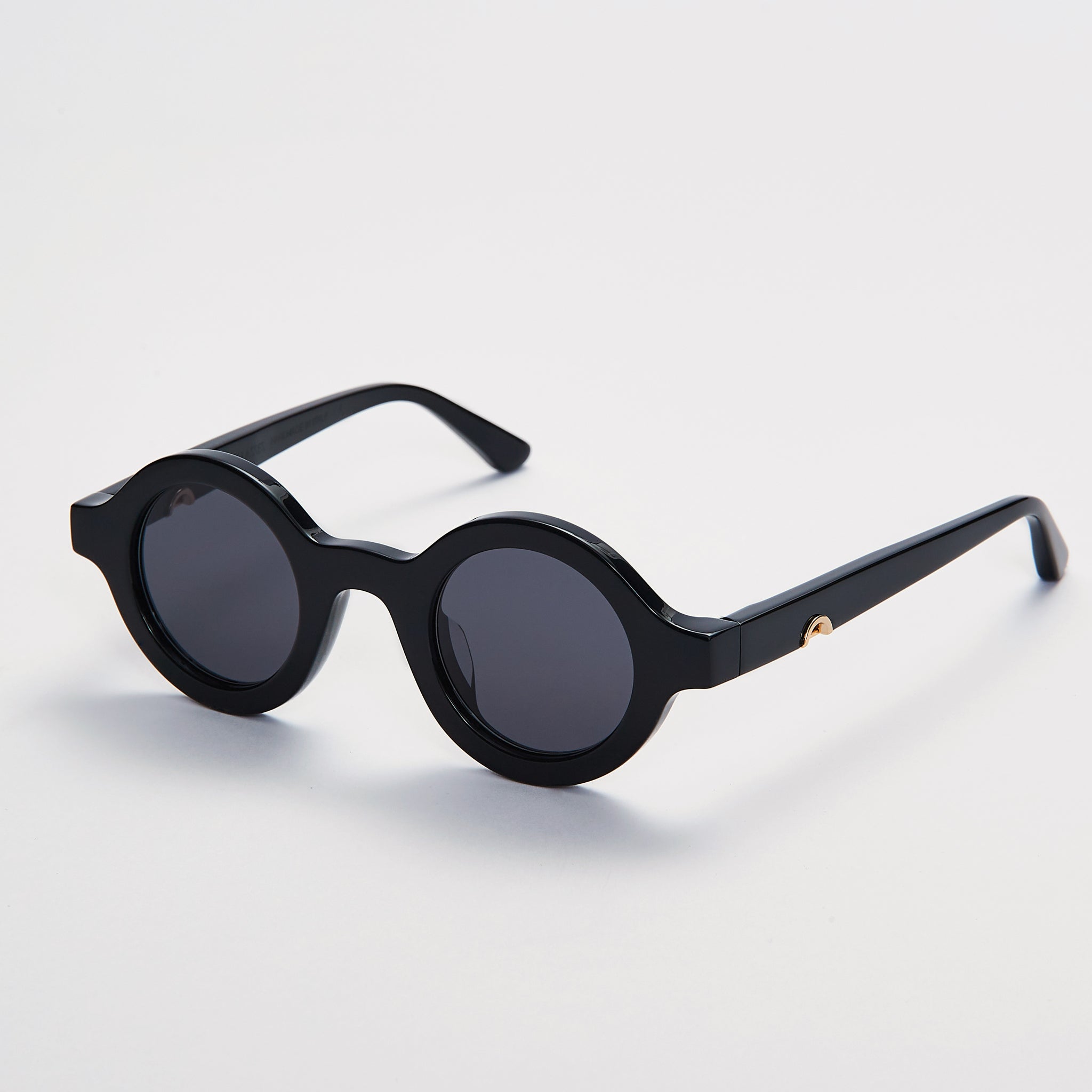 H021 . Black