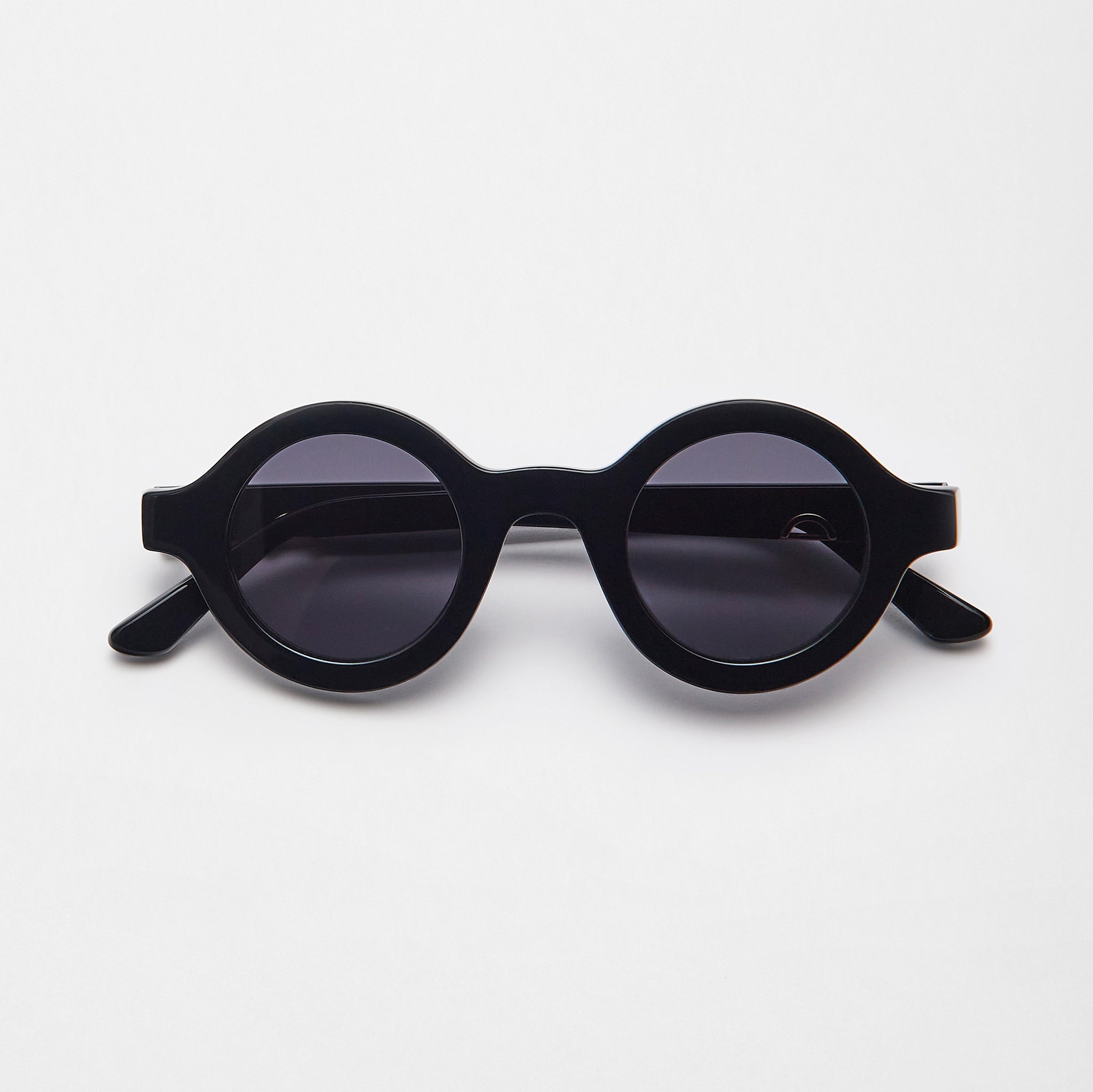 H021 . Black