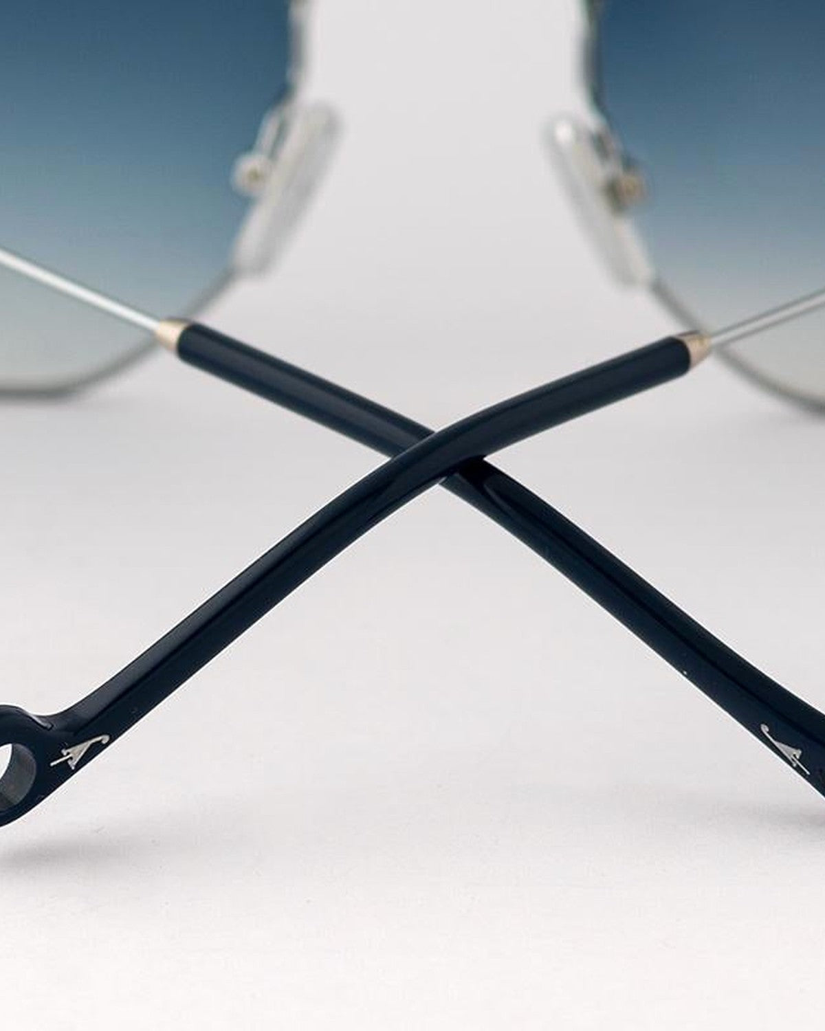 Detail of the crossed temples with textured finish on EYEPETIZER NAMIB C.1-R-26 sunglasses.