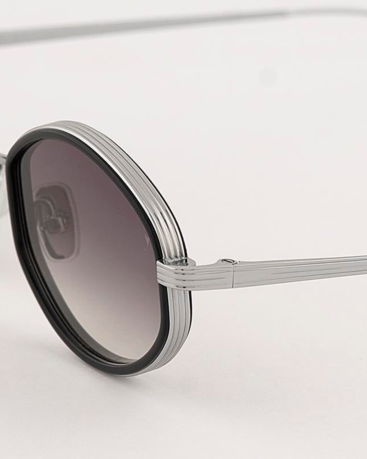 Side view showing the hinge and temple of EYEPETIZER OC.NAOMI C.A-1-27 sunglasses.