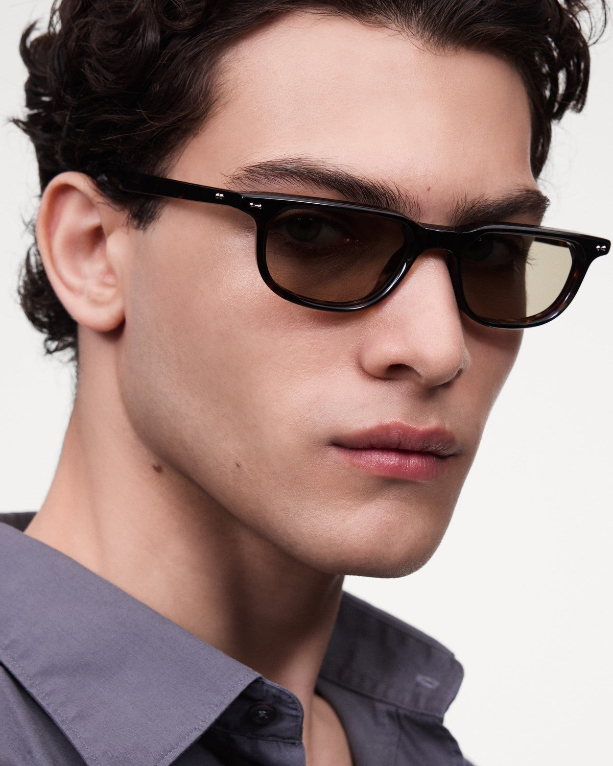 Angle view of CHIMI Novis Tortoise Green sunglasses worn by model.
