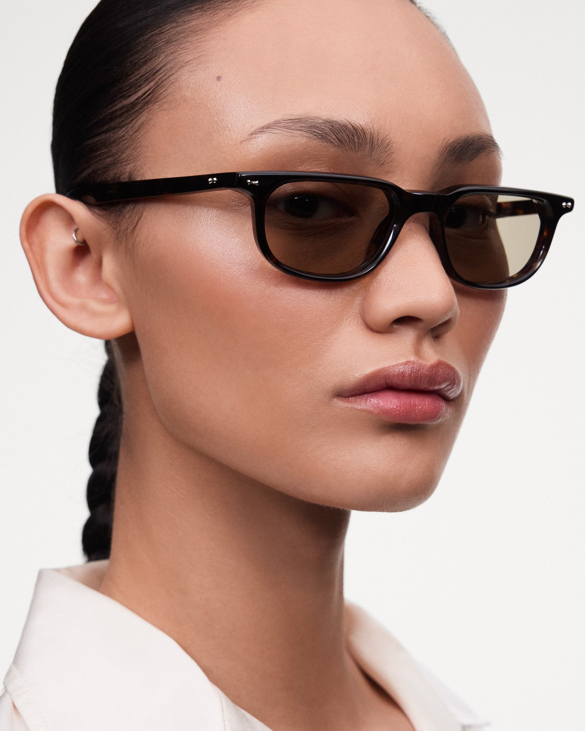 Side view of CHIMI Novis Tortoise Green sunglasses worn by model.