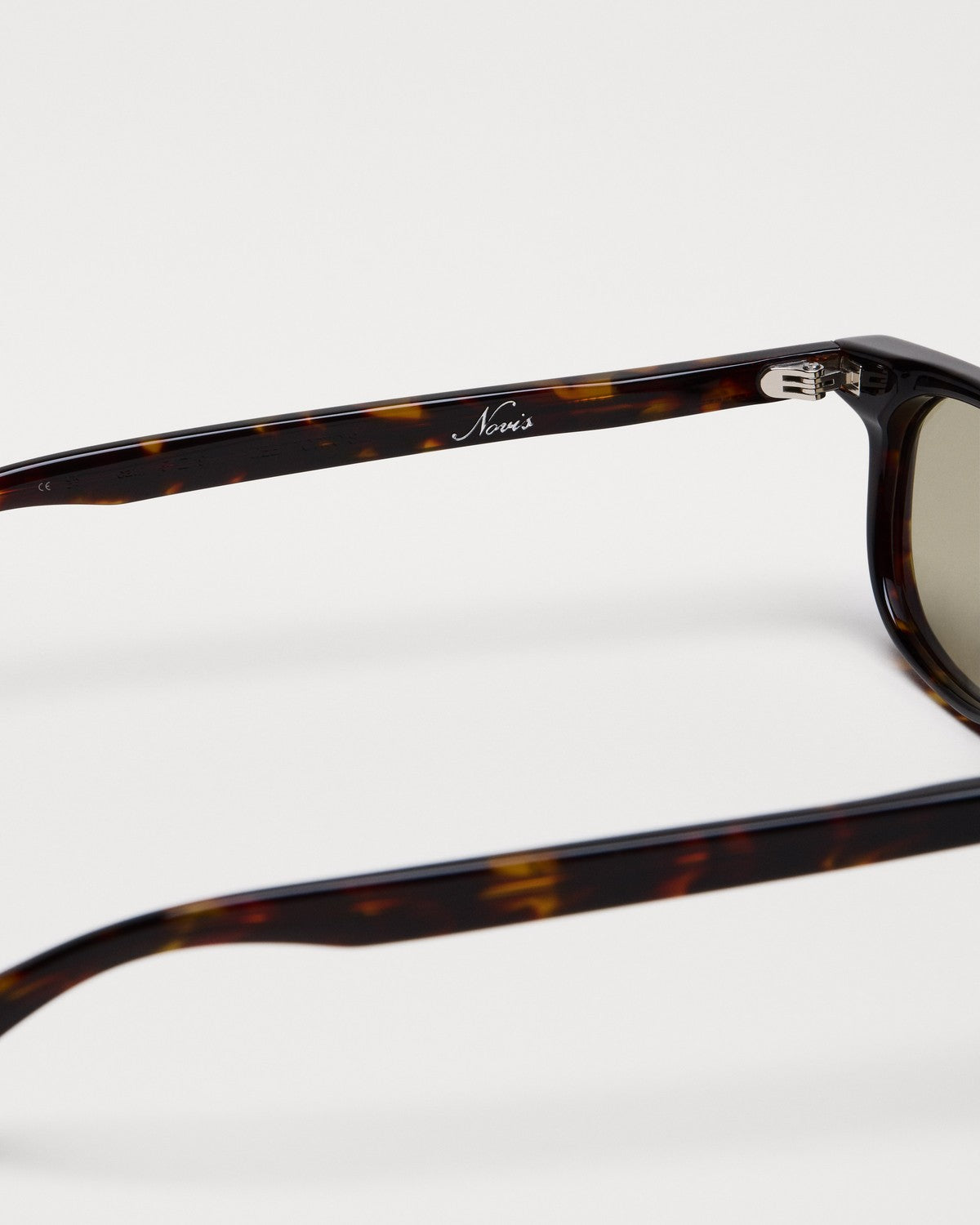 Detail of the temple with Novis branding on CHIMI Novis Tortoise Green sunglasses.