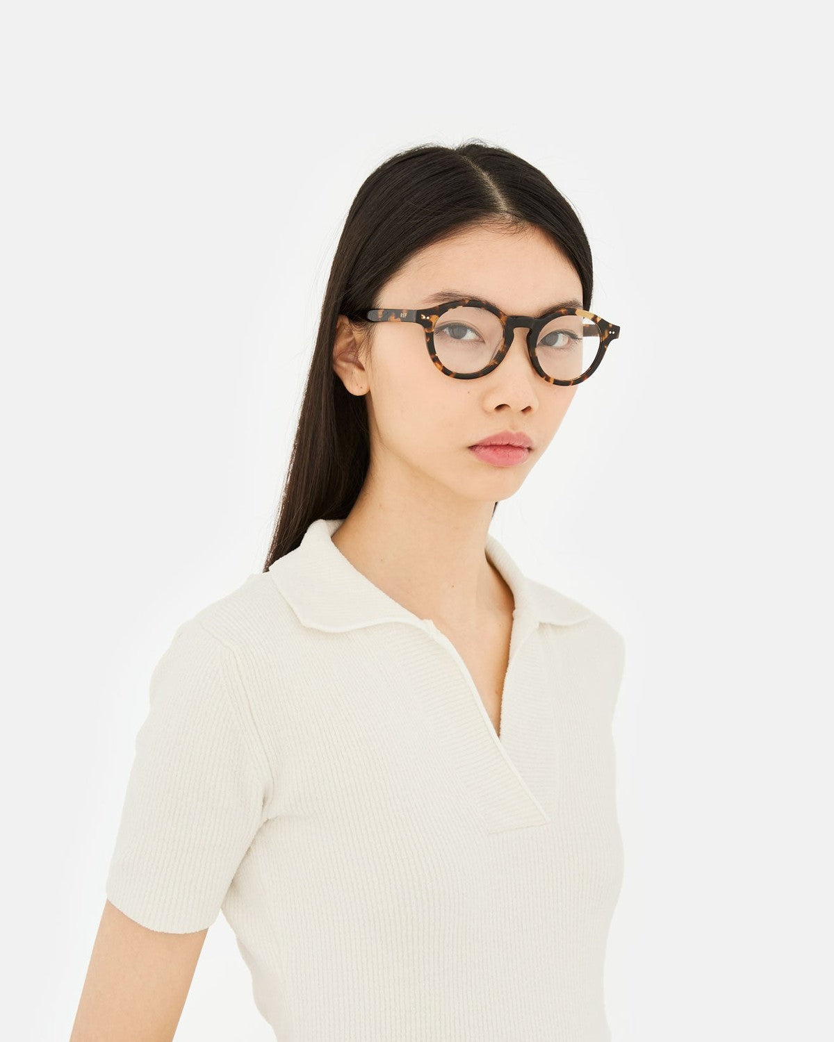 Model wearing RETROSUPERFUTURE Numero 129 Burnt Havana sunglasses.