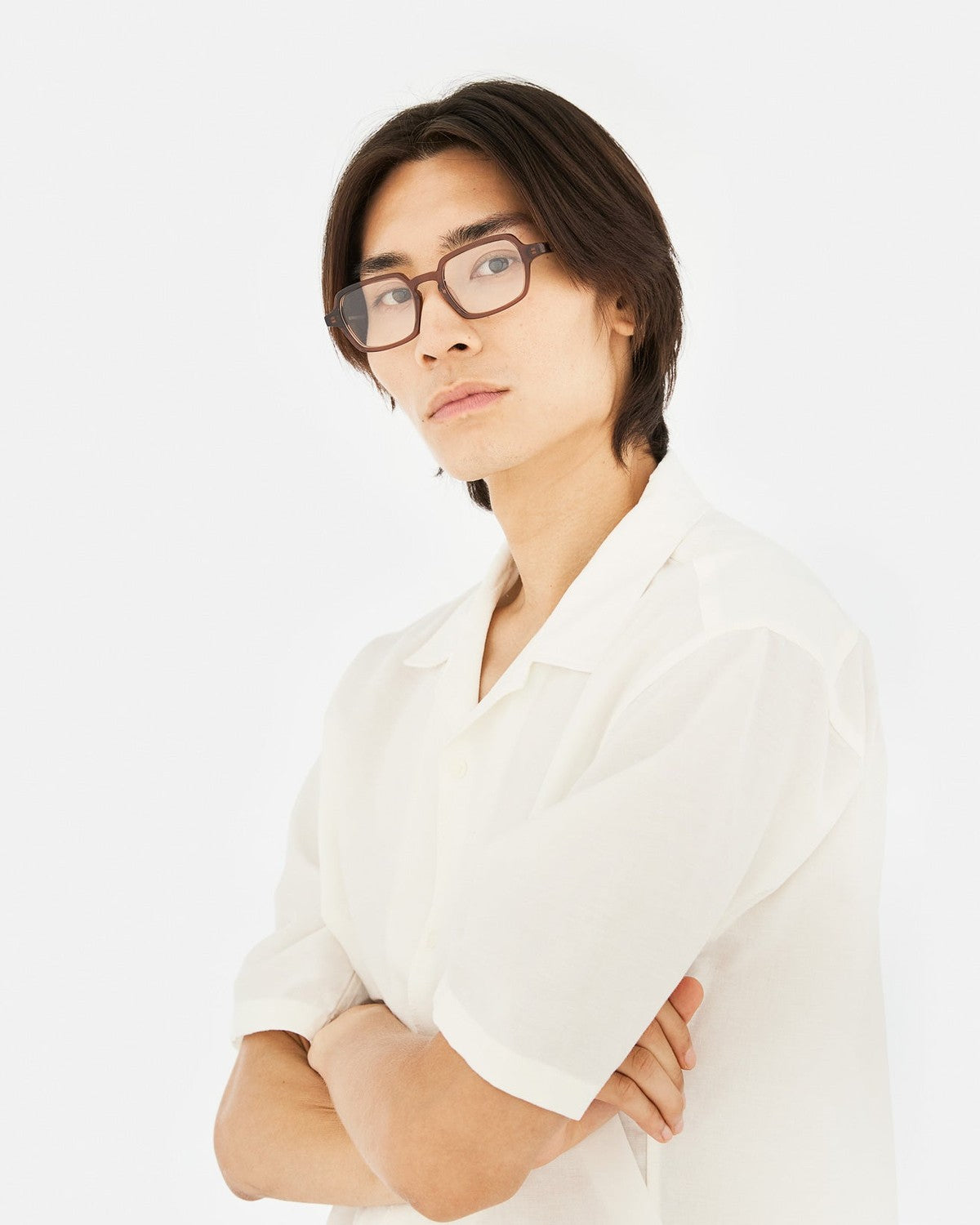 Model wearing RETROSUPERFUTURE Numero 141 Marrone sunglasses in three-quarter view.