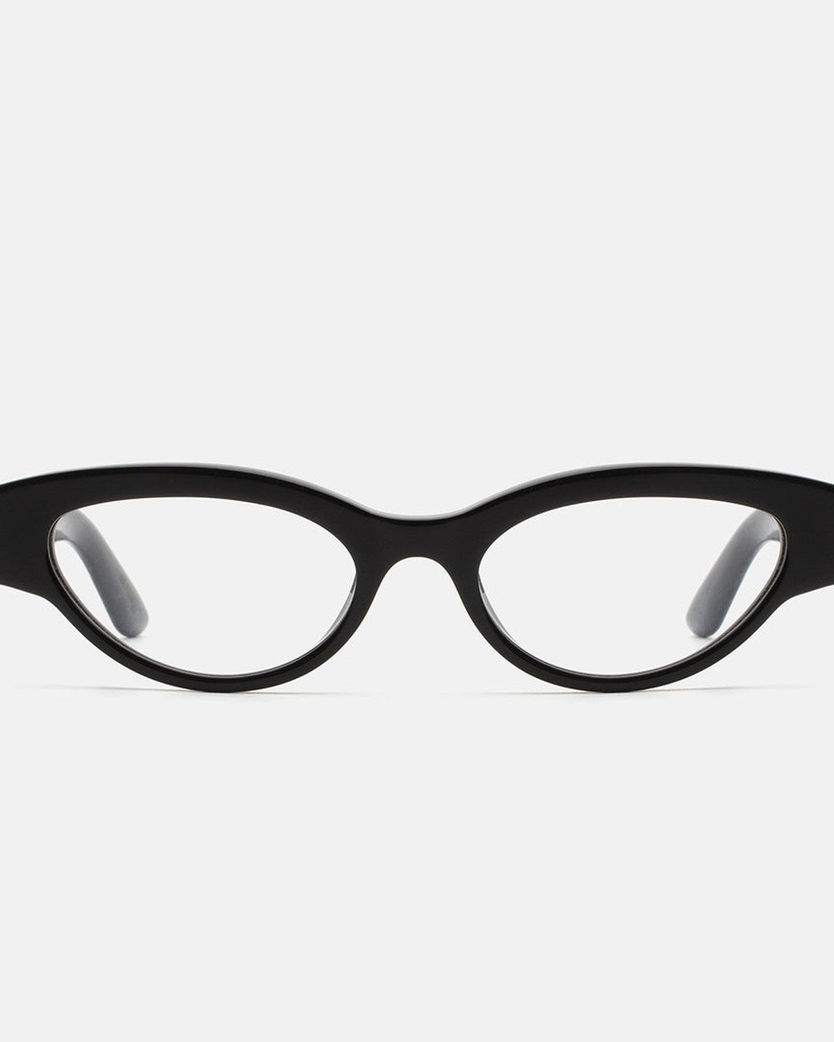 Front view showing the cat-eye shape of RETROSUPERFUTURE Numero 147 Nero sunglasses.