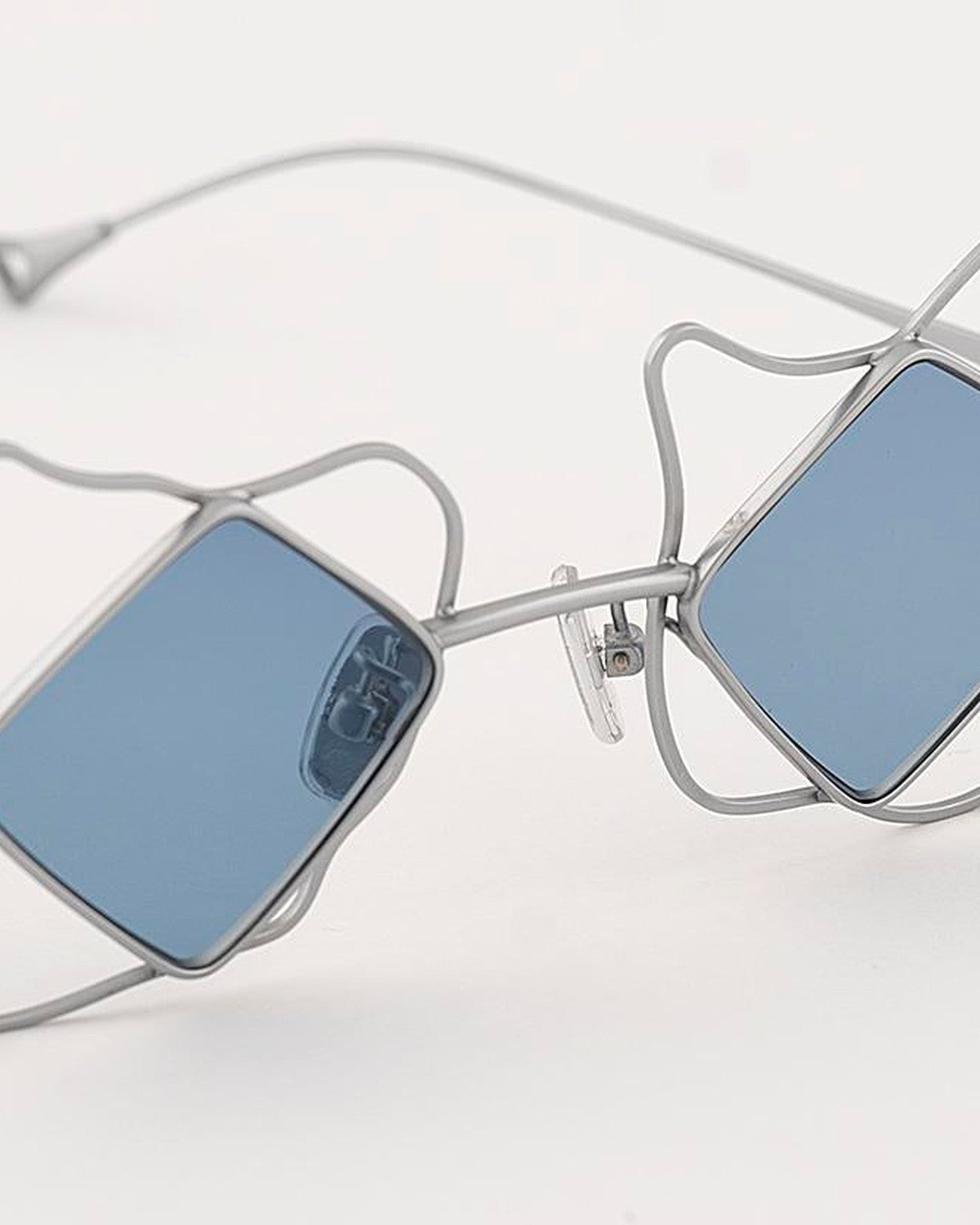 Detail of the bridge and hinge mechanism on EYEPETIZER OC.NUVOLA C.1-OP-65 sunglasses.