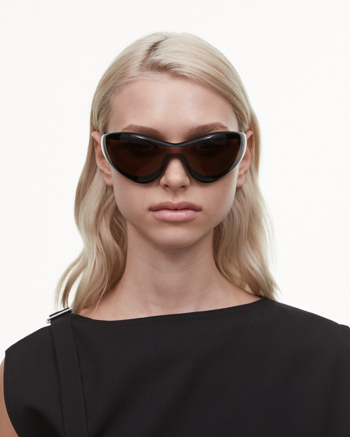 Model wearing CHIMI One Brown Brown sunglasses, front view.