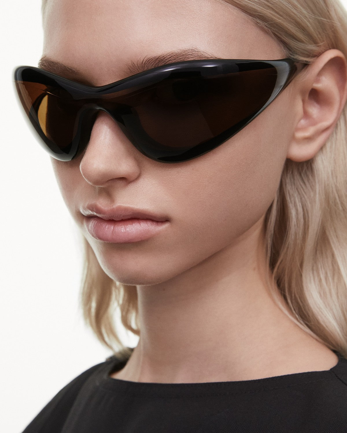 Model wearing CHIMI One Brown Brown sunglasses, side profile.