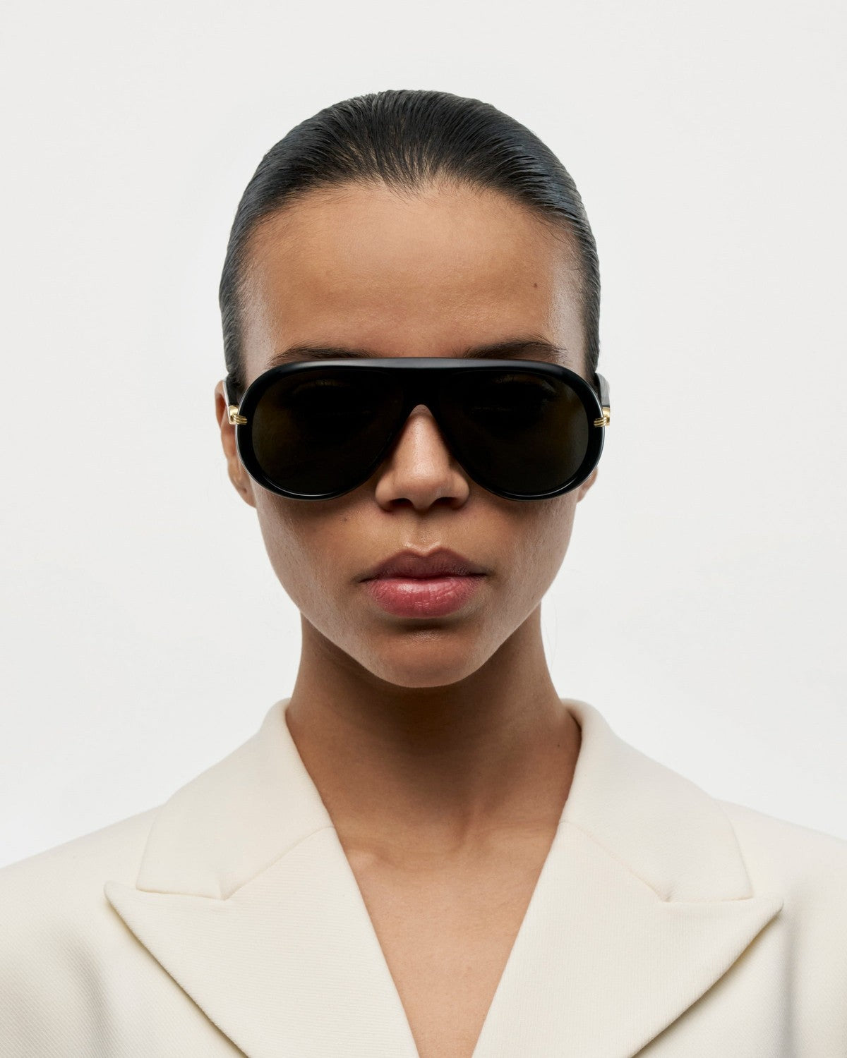 Model wearing CHIMI Oona Black sunglasses.