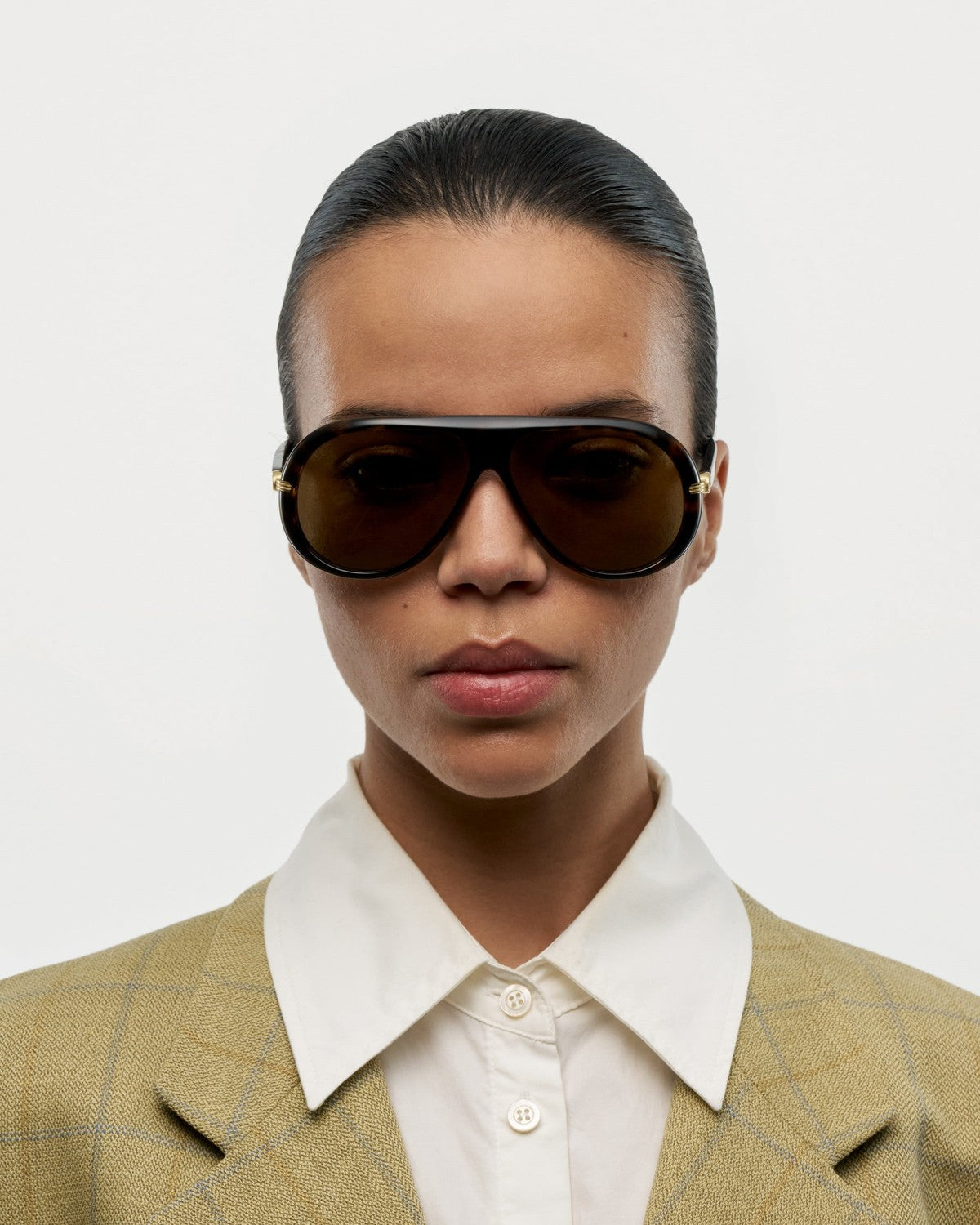 Model wearing CHIMI Oona Terra Tortoise Brown sunglasses.