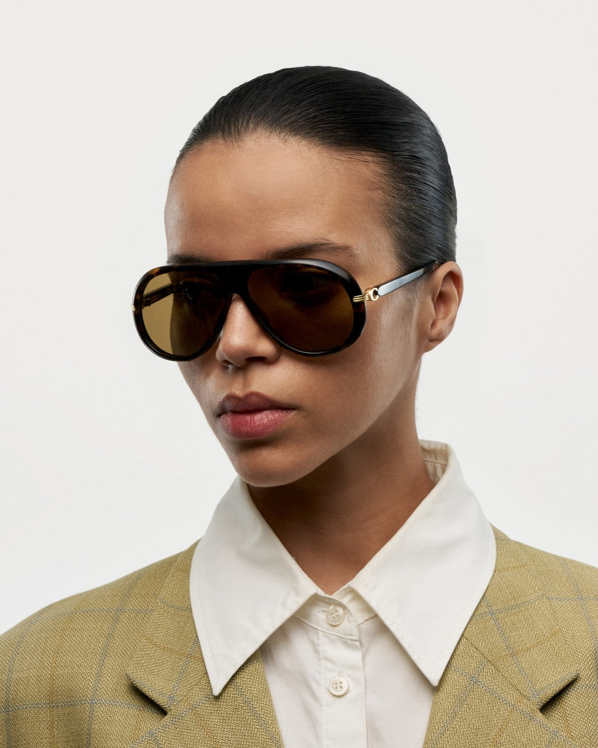Three-quarter view of model wearing CHIMI Oona Terra Tortoise Brown sunglasses.