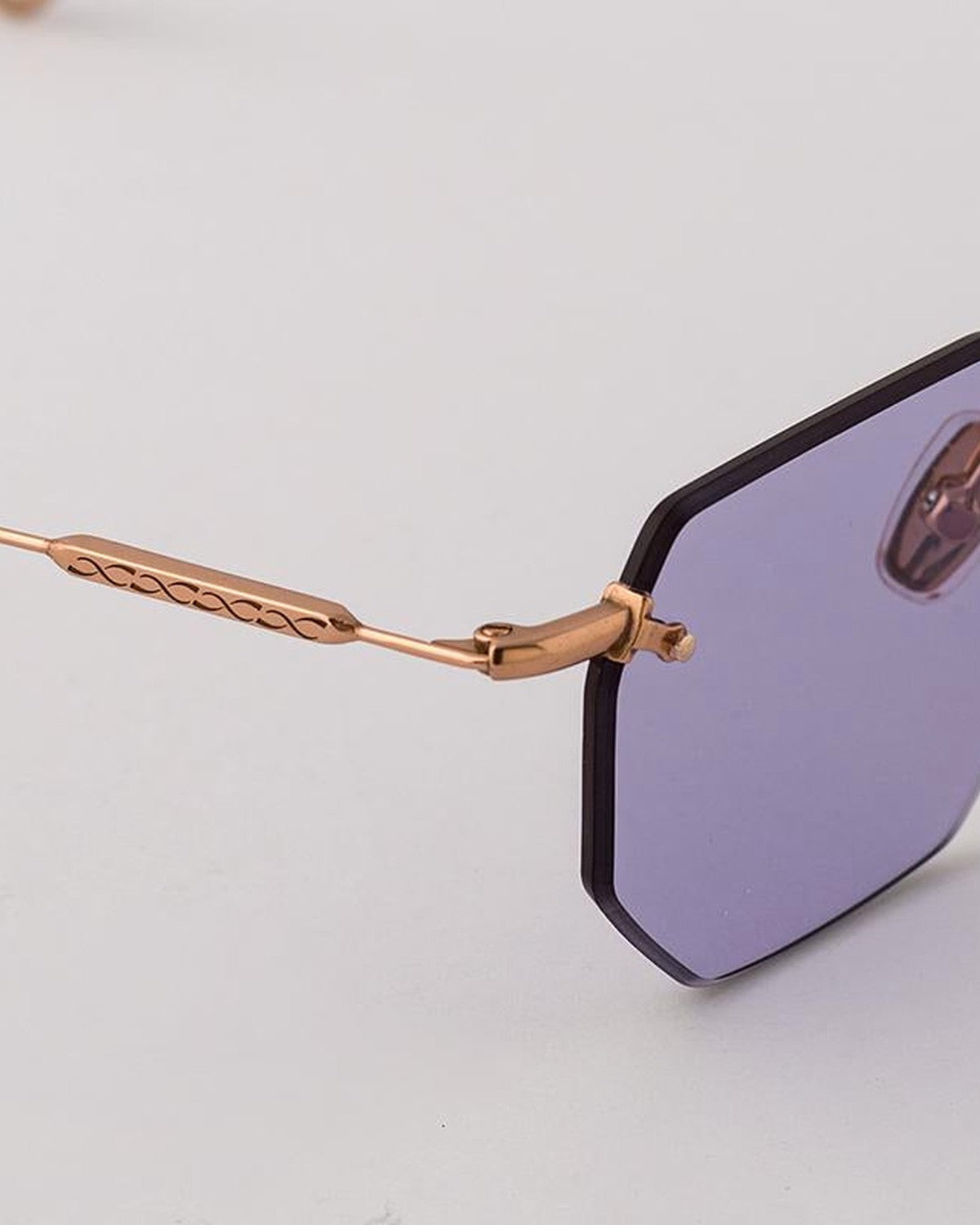 Close-up of the chain-link temple detail on EYEPETIZER PANTHERE C.9-49 sunglasses.