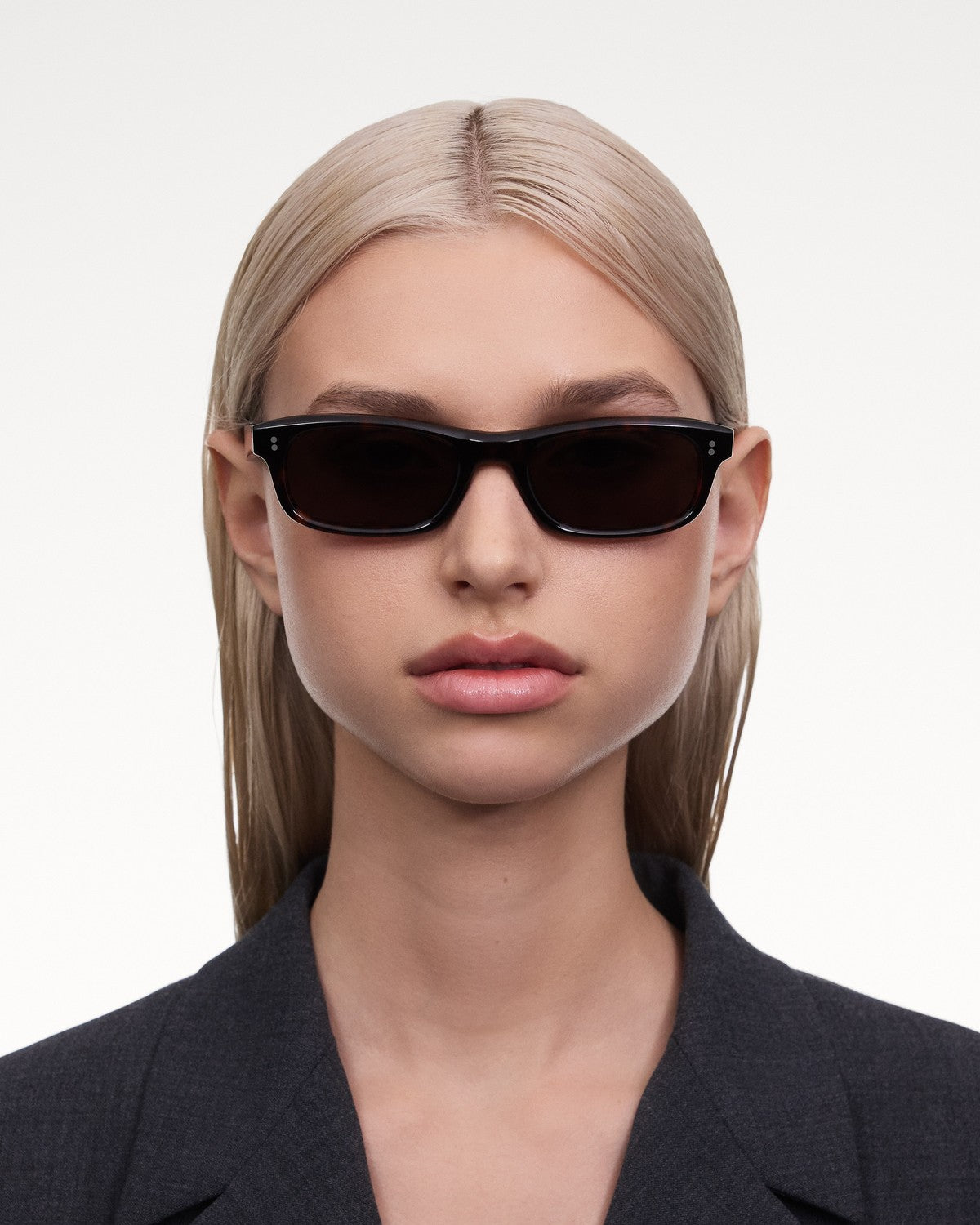 Model wearing CHIMI Pin Tortoise sunglasses, front view.