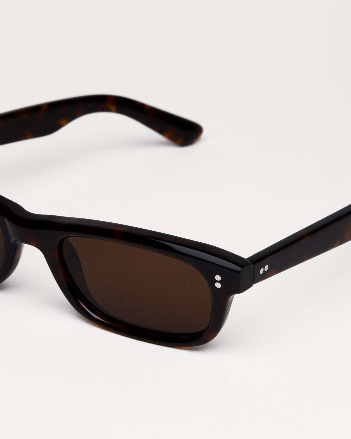 Close-up of the tortoise acetate temple and hinge detail on CHIMI Pin Tortoise sunglasses.