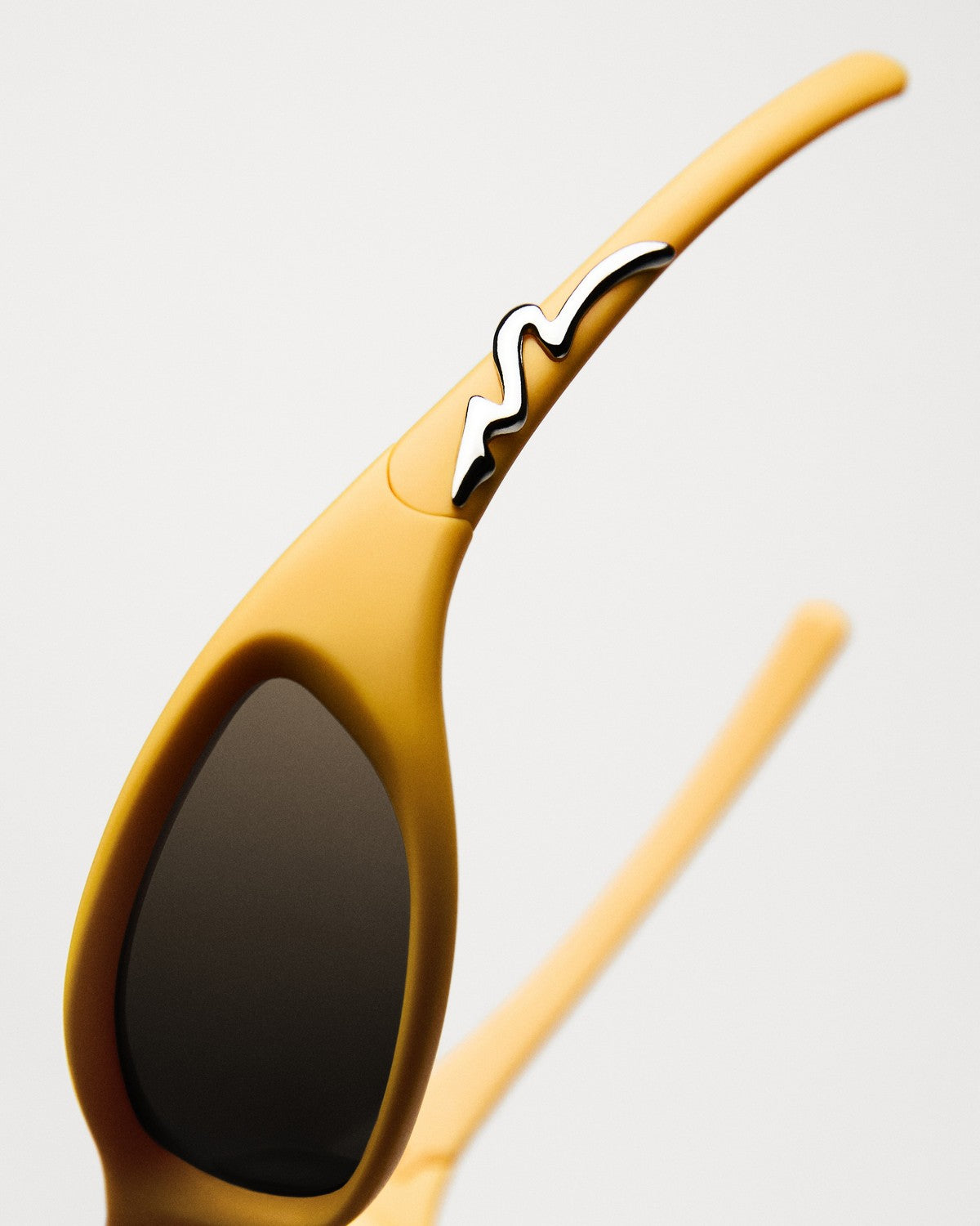 Detail of the decorative temple hinge on CHIMI Pogba Yellow Brown sunglasses.