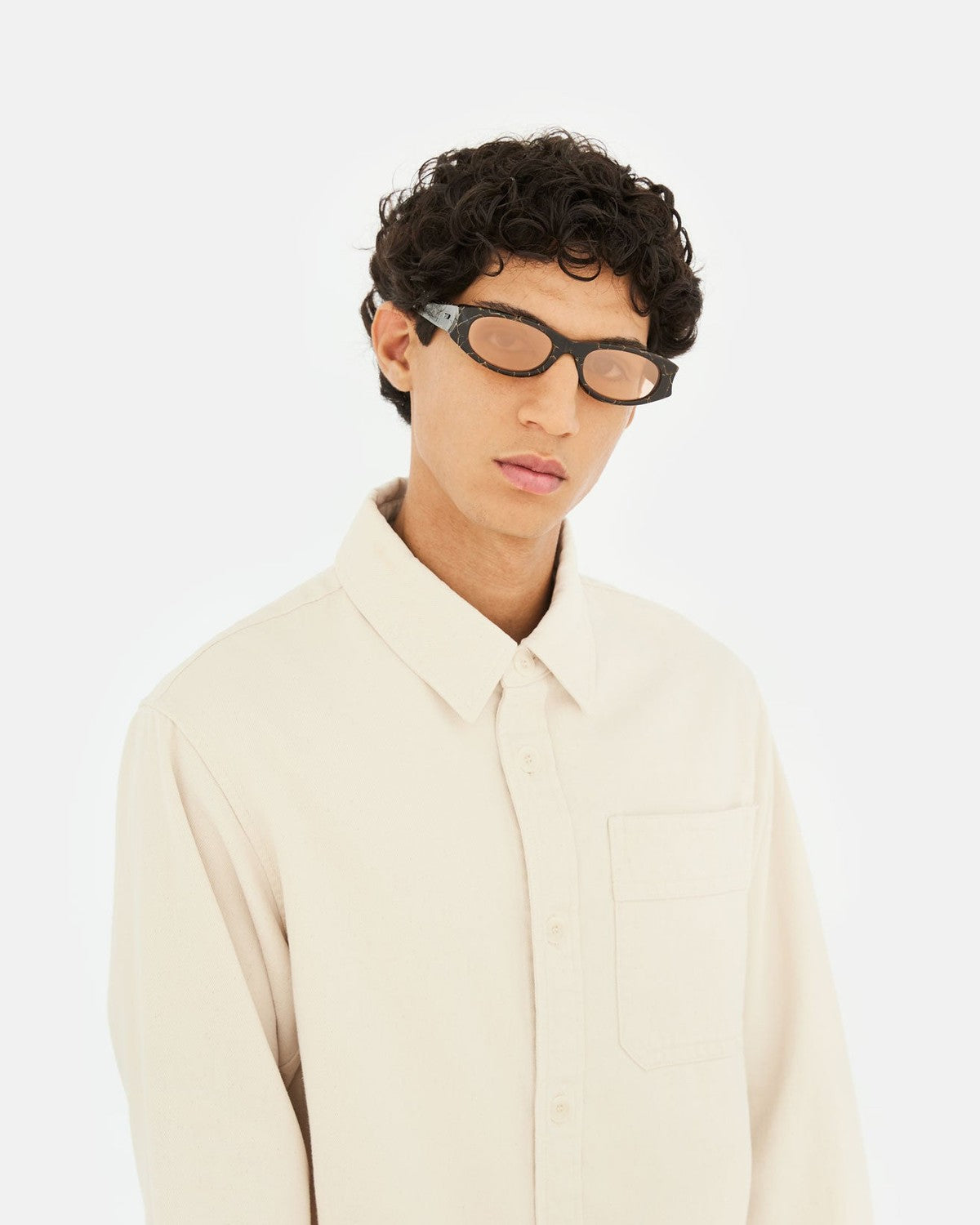 Front view of model wearing RETROSUPERFUTURE Razzo Brown Marble sunglasses.