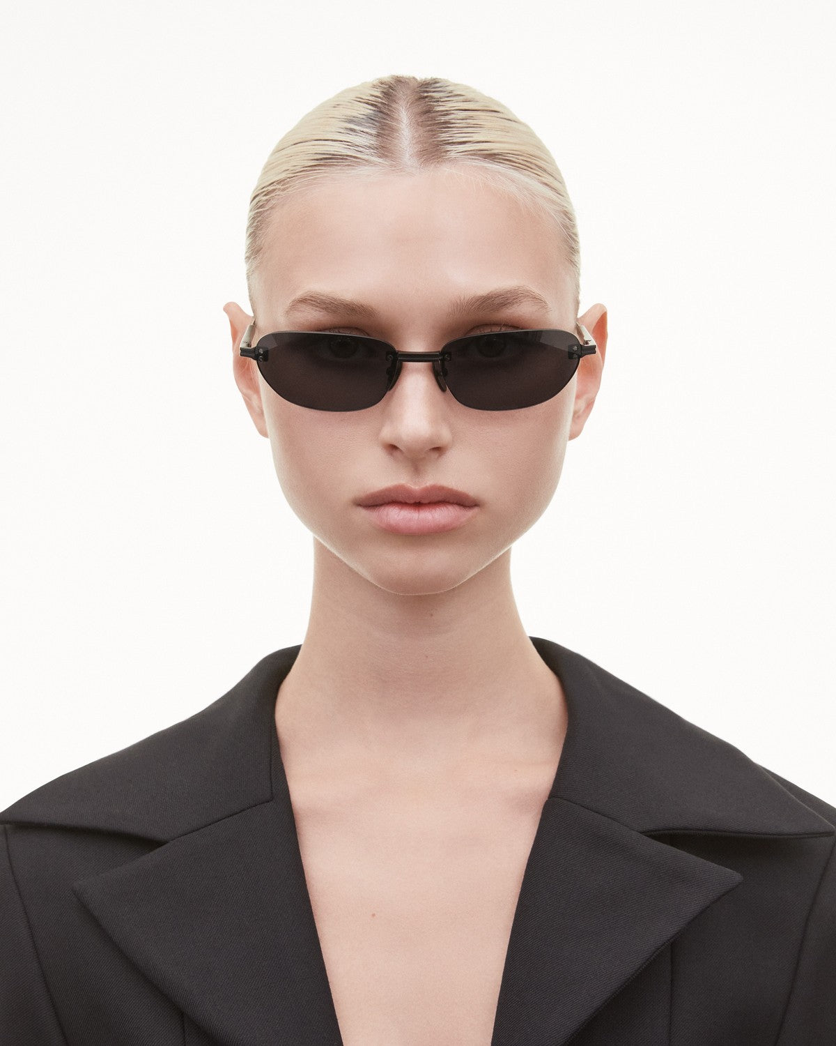 Model wearing CHIMI Rimless Oval Black Black sunglasses.
