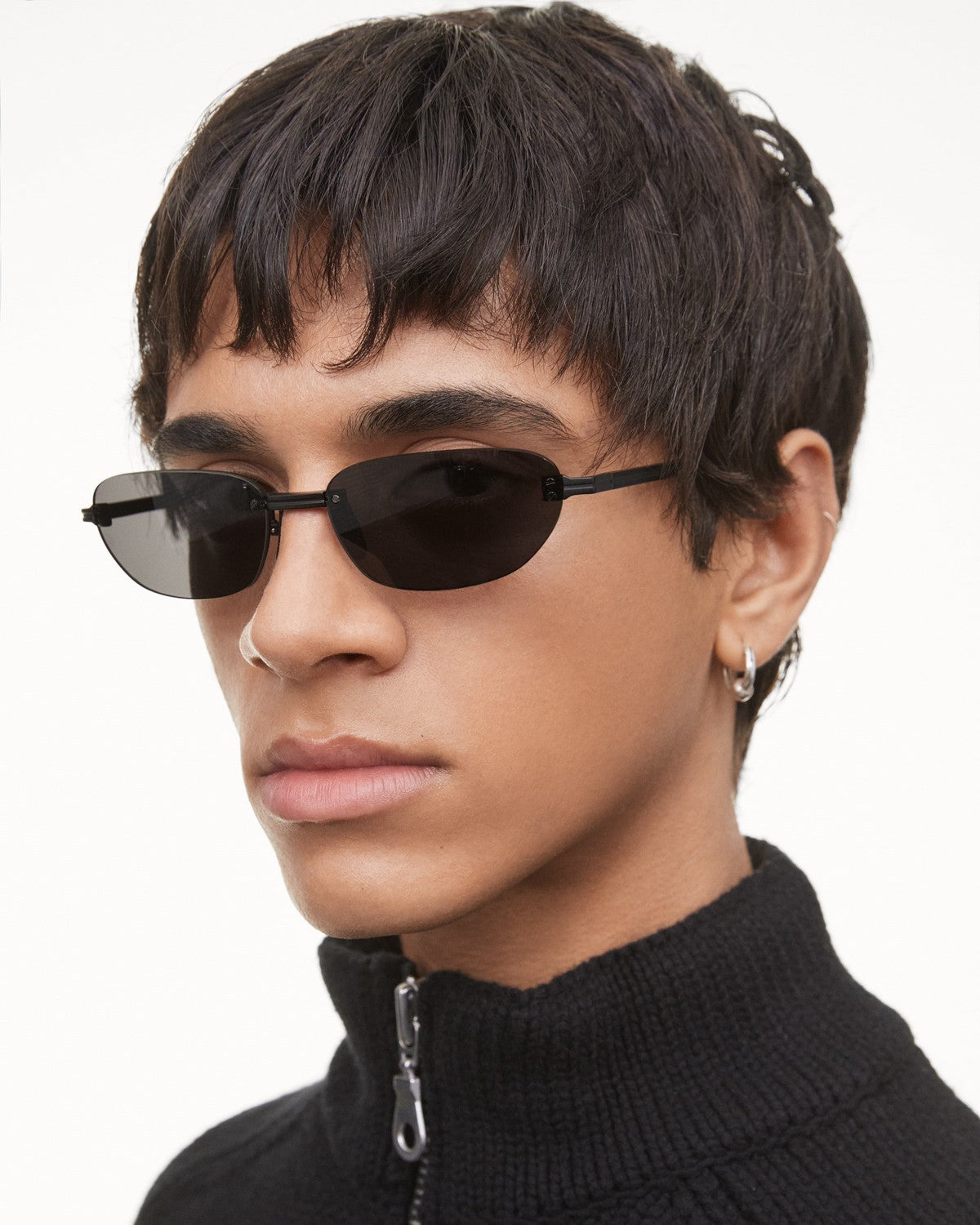 Model wearing CHIMI Rimless Oval Black Black sunglasses, side profile.
