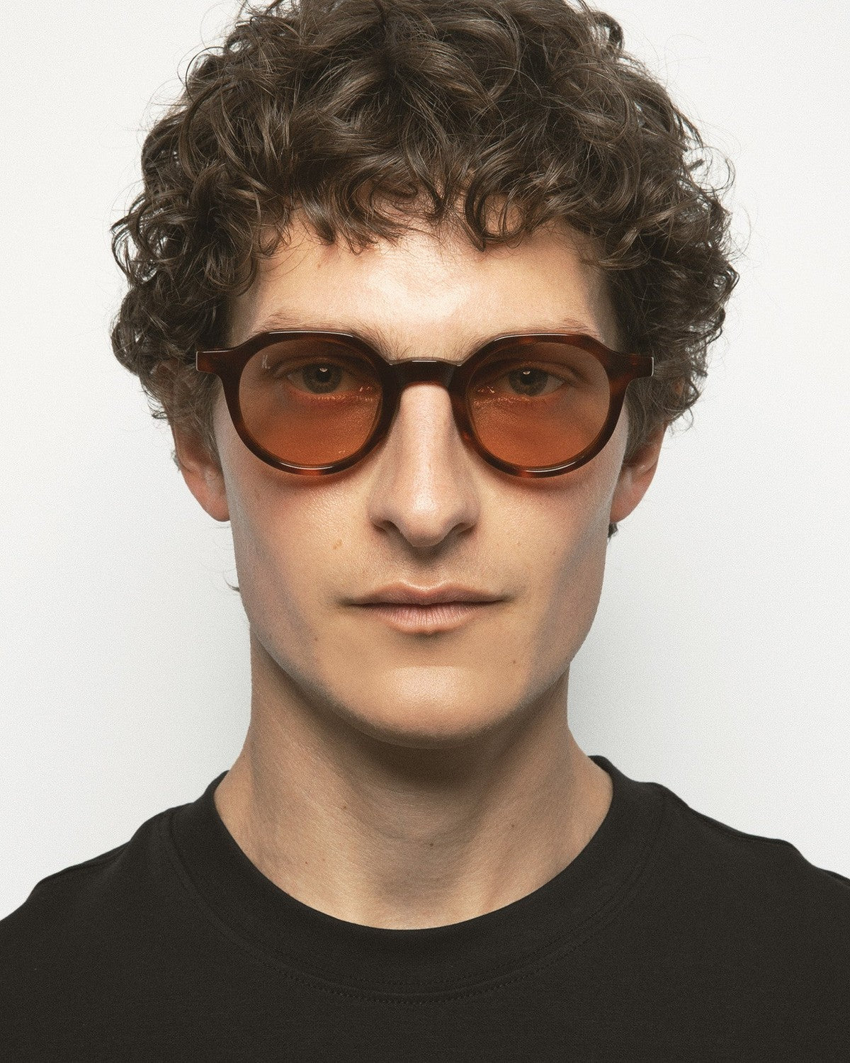 Model wearing KALEOS Scott Havana Brown sunglasses.