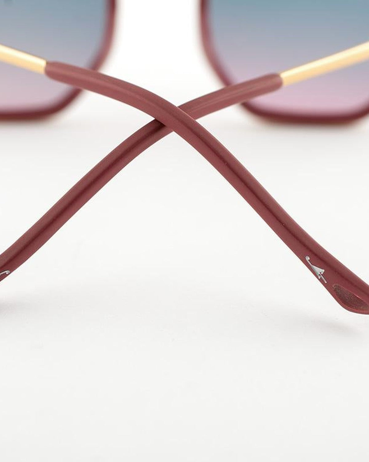 Detail of the crossed temples showing the curved temple tips of EYEPETIZER SENEQUIER C.O-4-20 sunglasses.