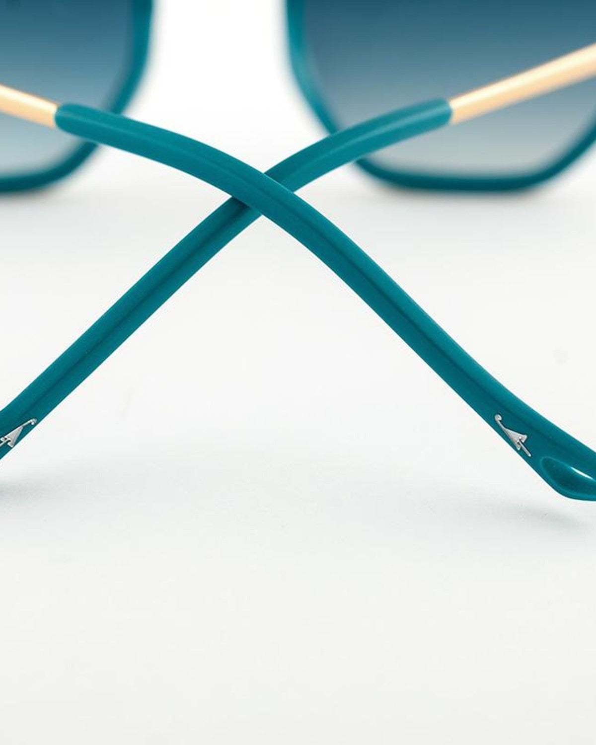 Detail of the crossed temples on EYEPETIZER SENEQUIER C.T-4-26F sunglasses.