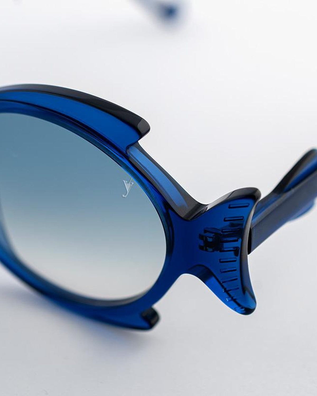 Close-up of the bow-shaped temple detail on EYEPETIZER SHELLIE C.T/T-26F sunglasses.