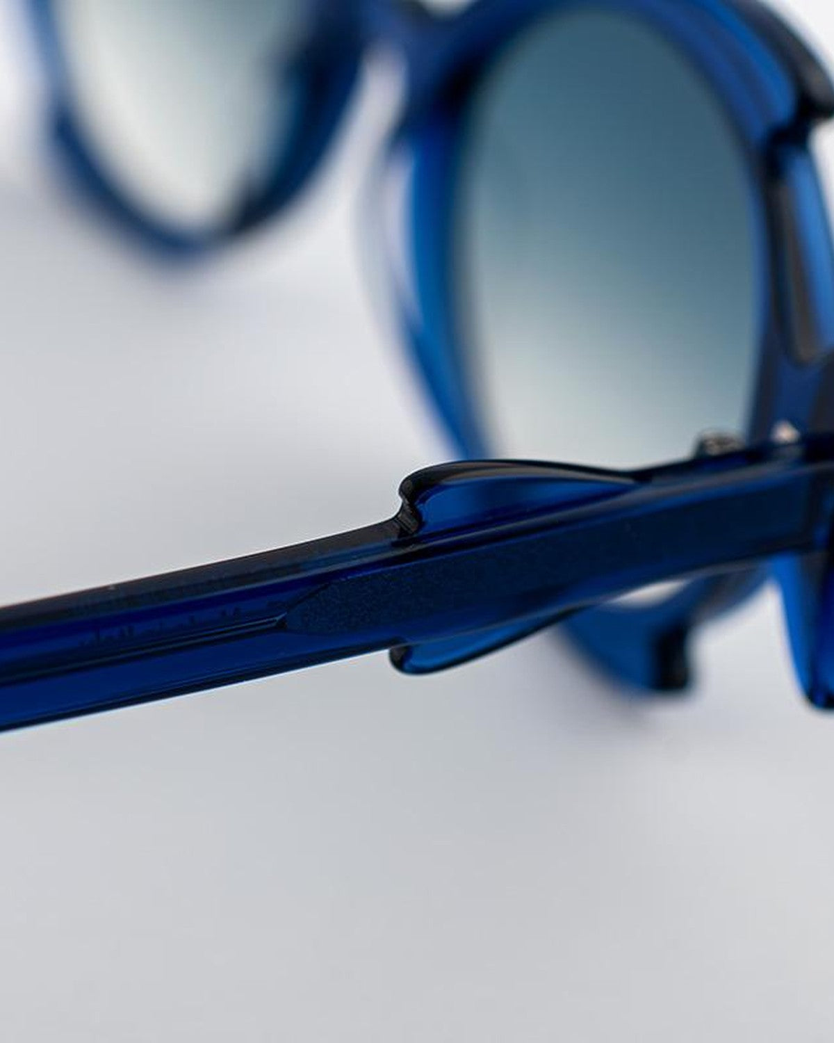 Detail of the blue translucent temple and hinge construction on EYEPETIZER SHELLIE C.T/T-26F sunglasses.