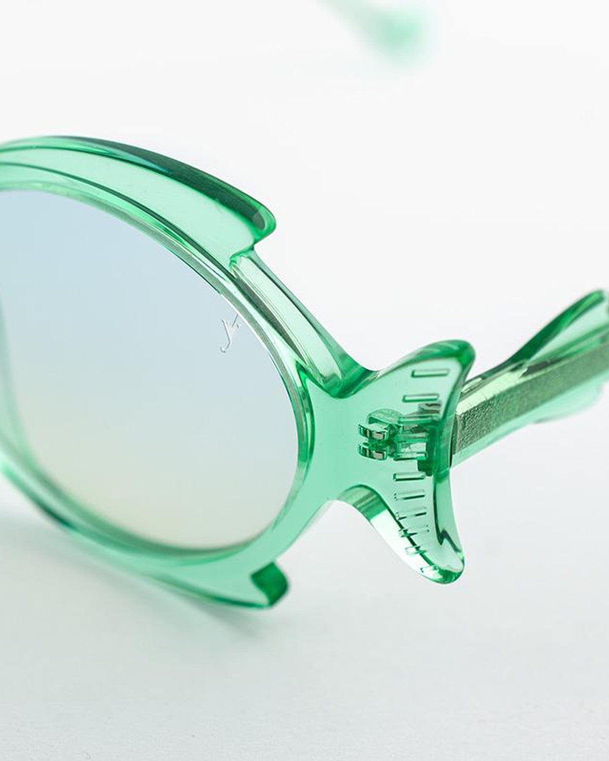 Close-up of the decorative temple detail on EYEPETIZER SHELLIE C.R/R-23F sunglasses.