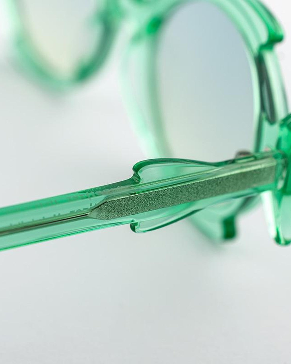 Detail of the temple arm construction on EYEPETIZER SHELLIE C.R/R-23F sunglasses.