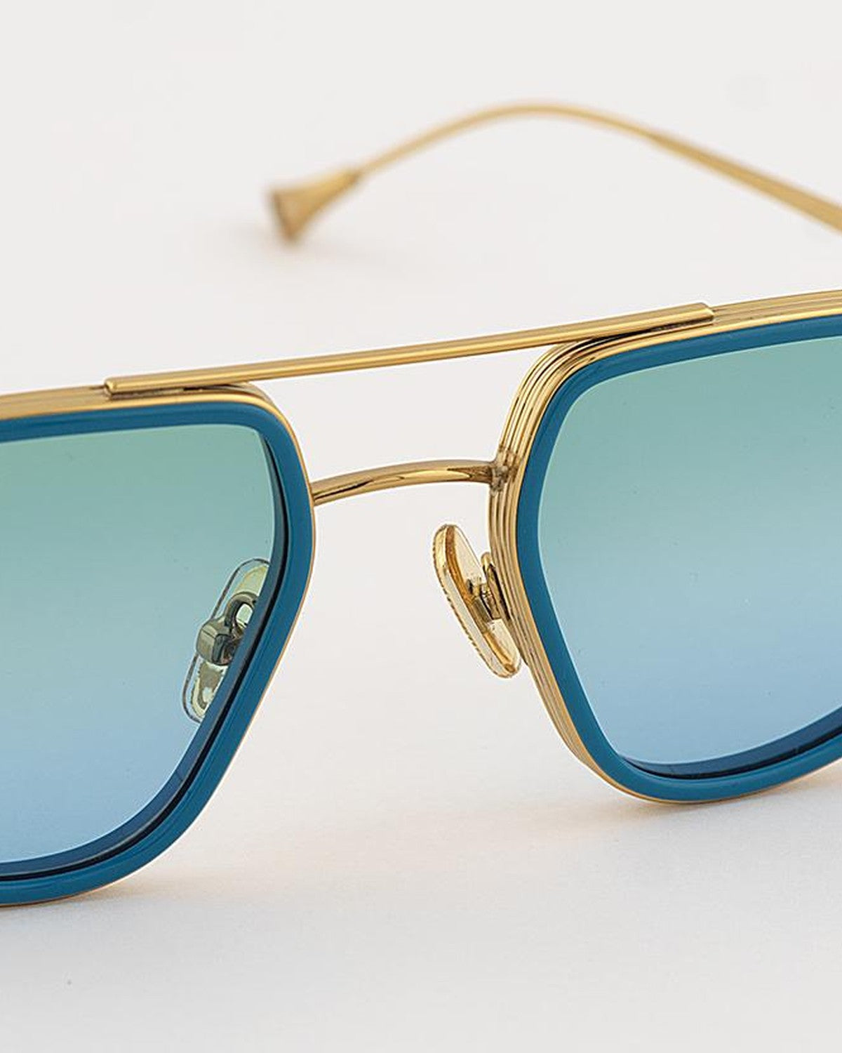 Detail of the bridge and nose pads on EYEPETIZER OC.SILENCIO C.T-4-43 sunglasses.