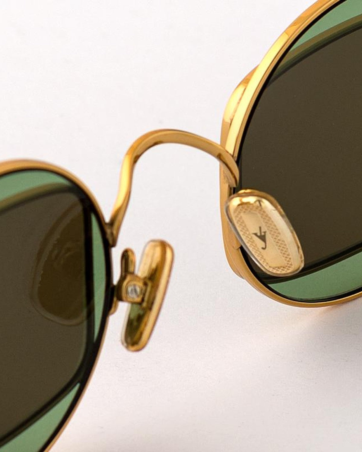 Detail of the bridge and decorative metal emblem on EYEPETIZER SMOOTH C.4-8 sunglasses.