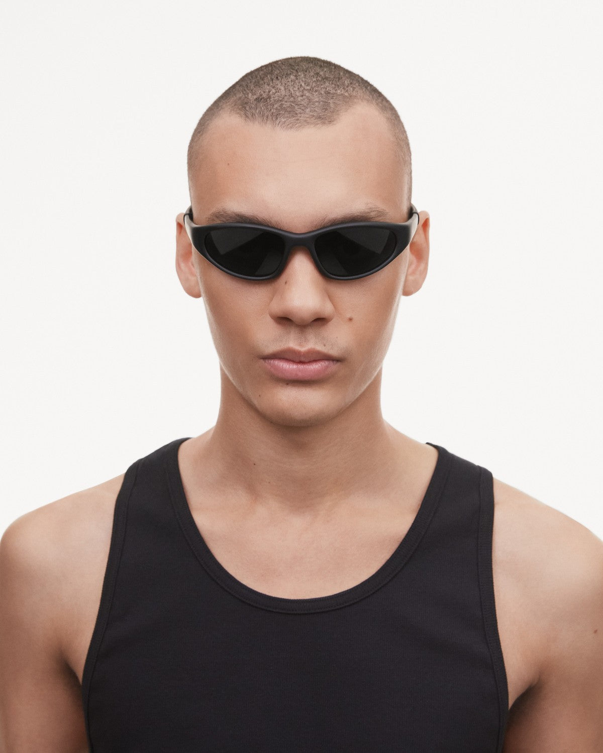 Model wearing CHIMI Split Black Black sunglasses, front view.