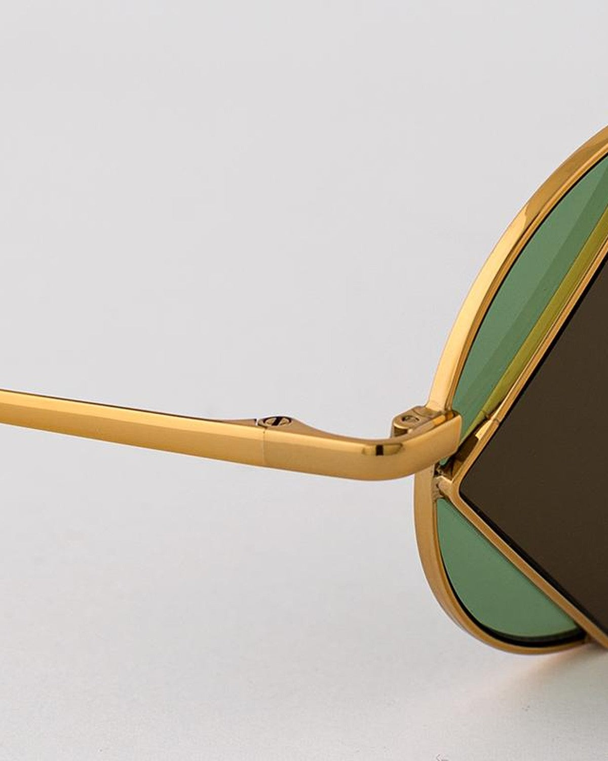 Detail of the temple and hinge on EYEPETIZER SQUARE C.4-8 sunglasses.