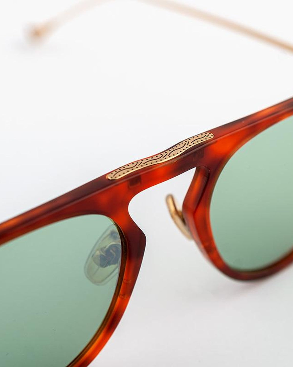 Close-up of the decorative temple detail on EYEPETIZER STEVEN C.M/M-4-29F sunglasses.